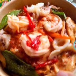 ห่อหมกทะเลไข่ข้นมีกุ้งมีปลาหมึกมีปูอัด