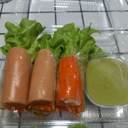 สลัดโรลรวม (ปูอัด & ไส้กรอกไก่) (น้ำจิ้มครีมสลัดซีฟู้ด)