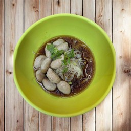 เส้นมาม่าลูกชิ้นหมู