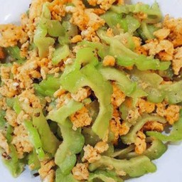 ผัดมะระใส่ไข่มังสวิรัติ