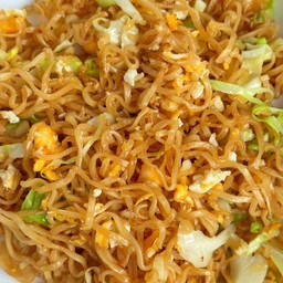 มาม่าผัดไข่ใส่กะหล่ำปลี