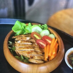 สลัดอกไก่ย่างพริกไทยดำ