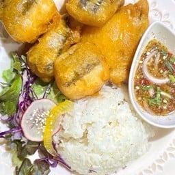 ข้าวปลากะพงชุบแป้งทอดราดน้ำปลา snapper topped with sauce and rice