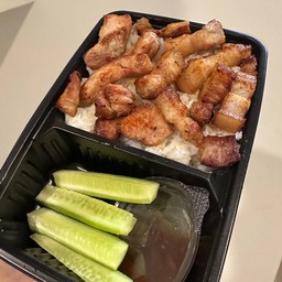 ข้าวหมูทอด (น้ำจิ้มแจ่ว/น้ำพริกข่า)