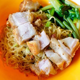 บะหมี่เหลืองหมูกรอบ