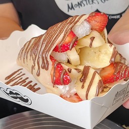 เครปสตรอเบอรี่ กล้วย นูเทลล่า ครีมนมสด