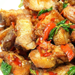 กระเพราหมูกรอบพ่นไฟ