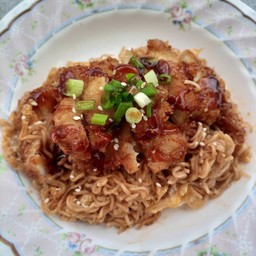 มาม่าผัดซอสเกาหลีหน้าไก่ทอด