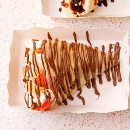 เครปสตรอเบอรี่ นูเทลล่า ครีมนมสด