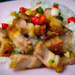 หมูกรอบคั่วพริกเกลือ ราดข้าว