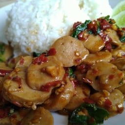 กระเพราลูกชิ้นเนื้อ