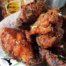 ผัดพริกแกงปลาดุกกับข้าว