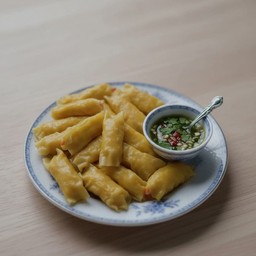 เกี๊ยวหมูเด้ง พร้อมน้ำจิ้มซีฟู๊ด ( ชุดเล็ก ) Bouncy pork dumplings