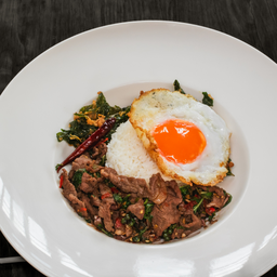 กะเพราเนื้อไทยวากิว (ชิ้น) กับข้าว