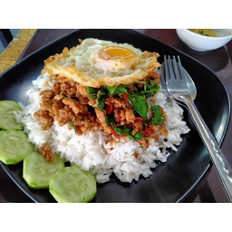 กระเพราหมูสับราดข้าว