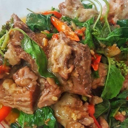 กะเพราเนื้อไทยวากิว (เนื้อตุ๋น) ราดข้าว