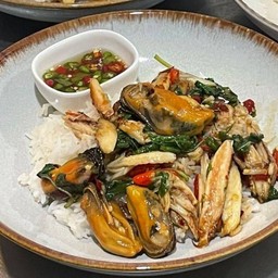 ผัดกระเพรา 2 ใจ (เนื้อปู และ หอยแมลงภู่) บวก ไข่ดาว 2 ใบ