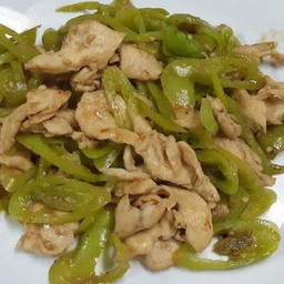 พริกหยวก อกไก่ผัดไข่ราดข้าว