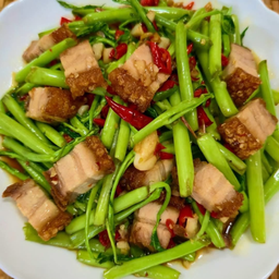 ผักบุ้งหมูกรอบเป็นกับข้าว