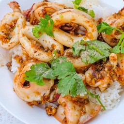 หมึกกะเทียมพริกไทยราดข้าว