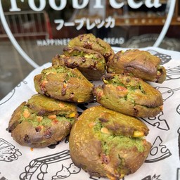 Matcha scone (orange peel & white chocolate)