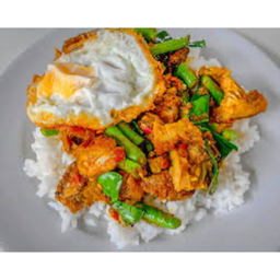 พริกแกงหมูกรอบราดข้าว