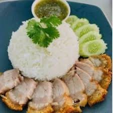 ข้าวหน้าหมูกรอบน้ำจิ้มซีฟุ๊ด