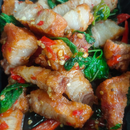 กระเพราหมูกรอบเป็น กับข้าว