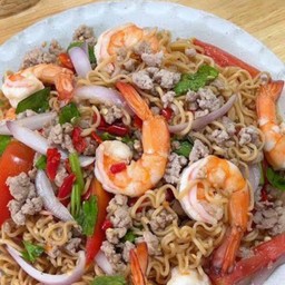 ยำมาม่ากุ้งสุกปลาหมึก