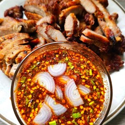 หมูย่าง  พร้อมน้ำจิ้มแจ่ว