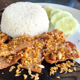 ข้าวหมูทอดกระเทียม