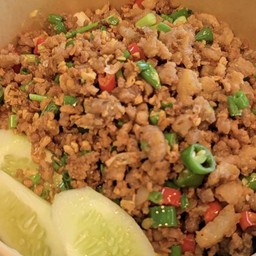 หมูสับกรอบคั่วพริกเกลือราดข้าว