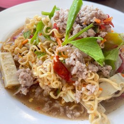 ยำมาม่าหมูยอ