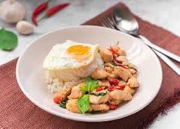 ข้าวกระเพราไก่ชิ้นรสเด็ด