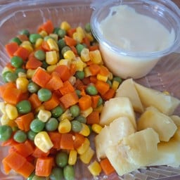 สลัดปลาทอด ผักต้ม