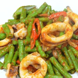 พริกแกงถั่วปลาหมึก