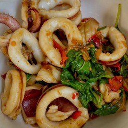 กะเพราปลาหมึก (กับข้าว)