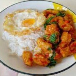 ข้าวไก่กรอบซอสกระเพรามีไข่ดาวด้วย