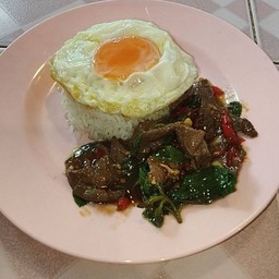 ผัดกระเพาเนื้อ เผ็ด ไข่ดาวไม่สุก..