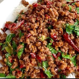 กะเพราเนื้อบด กับข้าว