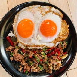 ข้าวกระเพราพริกแห้งหมูสับ