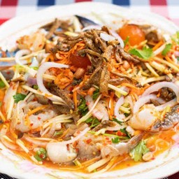 ยำมะม่วงปูม้า กุ้งสด หอยนางรม