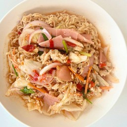 ยำมาม่าไส้กรอกแฮมรสเด็ด