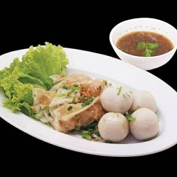 เกี๊ยวกุ้ง+ลูกชิ้นปลาลวกจิ้ม(Shrimp dumplings + boiled fish balls with dipping sauce)