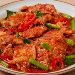 ผัดพริกแกงหมูราดข้าว