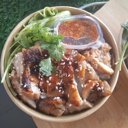 ข้าวไก่ย่างน้ำจิ้มแจ่ว