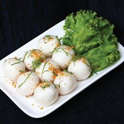 ลูกชิ้นลวกจิ้ม(Boiled meatballs with dipping sauce)