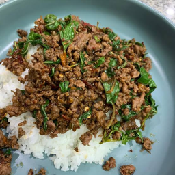 กระเพราเนื้อสับราดข้าว