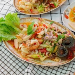 ยำไข่เยี่ยวม้ารวมมิตร