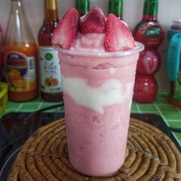 โยเกิร์ตสตอเบอรี่สมูทตี้